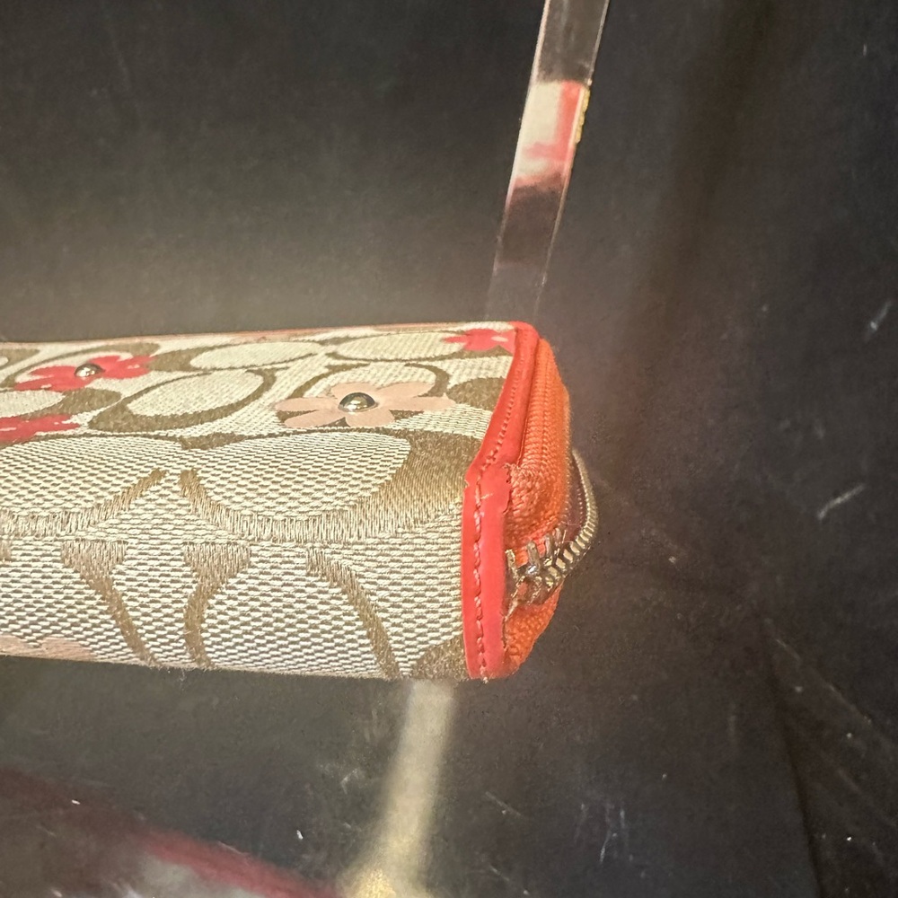 Coach Daisy Floral Zip accordion Wallet in Coral and Khaki - Picture 9 of 12